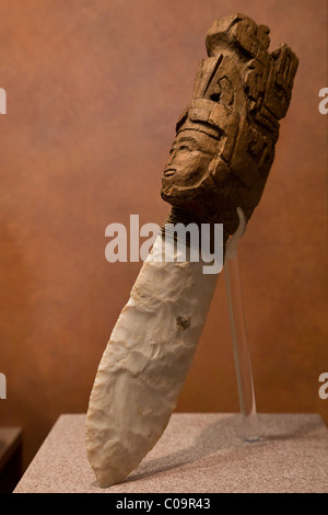 Aztekisches Opfer Messer benutzt für menschliches Opfer mit geschnitzten hölzernen Griff in das nationale Museum für Anthropologie, Mexiko-Stadt. Stockfoto