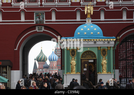 Eingang zum Roten Platz in Moskau, Russland, mit umgebauten Kapelle restauriert Stockfoto