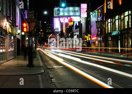 Yonge Street in der Nacht, der belebtesten Straße in der Innenstadt von Toronto, Ontario, Kanada Stockfoto