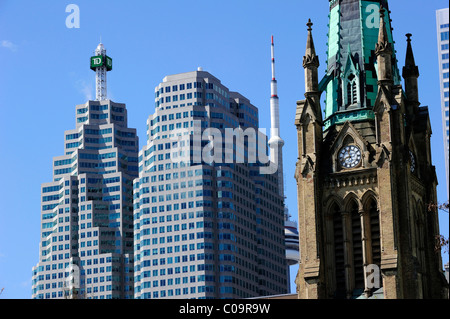 Der Turm der St. James Cathedral mitten in Bürogebäuden, Toronto, Ontario, Kanada Stockfoto