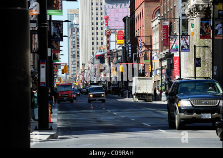 Yonge Street, der belebtesten Straße in der Innenstadt von Toronto, Ontario, Kanada Stockfoto