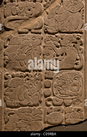 Maya-Glyphen auf Türsturz 48 aus der Maya-Stätte Yaxchilan, in Chiapas, Mexiko. Nationales Museum für Anthropologie, Mexiko-Stadt. Stockfoto