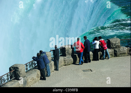 Touristen auf der Aussichtsplattform, Niagara Falls, Ontario, Kanada Stockfoto