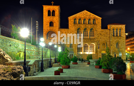 Nachtansicht der Kirche des Heiligen Demetrius oder Hagios Demetrio, Thessaloniki, Chalkidiki, Mazedonien, Griechenland, Europa Stockfoto