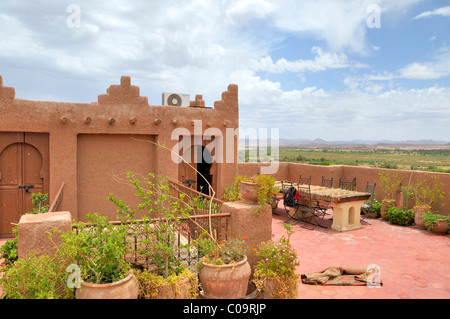 Dachterrasse des Riad, Stampflehm Architektur in der Altstadt oder Medina, Ouarzazate, Marokko, Afrika Stockfoto