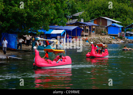 Tretboote am Strand, Insel Samosir, Lake Toba Batak-Region, Sumatra, Indonesien, Südostasien, Asien Stockfoto