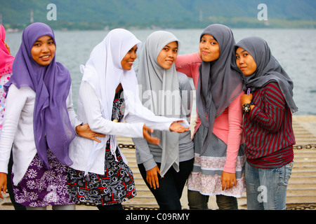 Junge Musliminnen, Samosir Island, Lake Toba Batak-Region, Sumatra, Indonesien, Asien Stockfoto