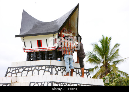 Männer bei einer Beerdigung vor Ort, Batak Kultur, Samosir Insel, Lake Toba Batak-Region, Sumatra, Indonesien, Asien Stockfoto