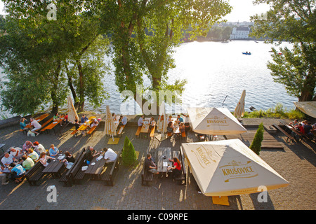 Biergarten auf der Moldau, Prag, Tschechische Republik, Europa Stockfoto