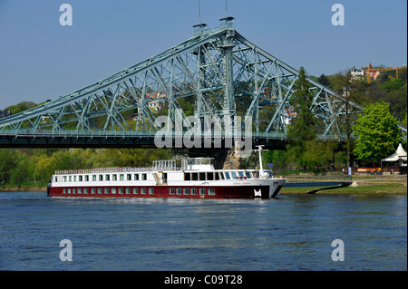 Blaues Wunder blaues Wunder, historische Brücke zwischen Loschwitz und Blasewitz bei Dresden, mit Kreuzfahrtschiff Johannes Brahms Stockfoto