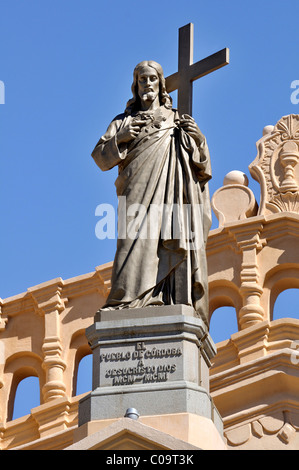 Christus-Figur mit Kreuz auf der Fassade der Iglesia Catedral Kathedrale, Cordoba, Argentinien, Südamerika Stockfoto