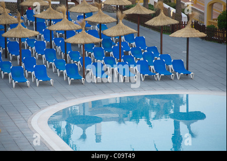 Leere Liegestühle am Pool, Son Bou, Menorca, Balearen, Spanien, Europa Stockfoto