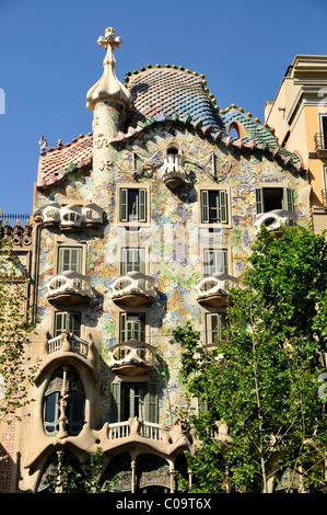 Fassade des Casa Batlló entworfen, dem berühmten spanischen Architekten Antoni Gaudí im modernistischen Stil, Barcelona, Spanien Stockfoto