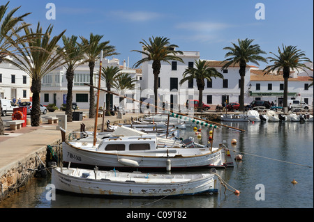 Hafen Sie kleiner Stadt von Fornells im Norden von Menorca, Balearen, Spanien, Europa Stockfoto