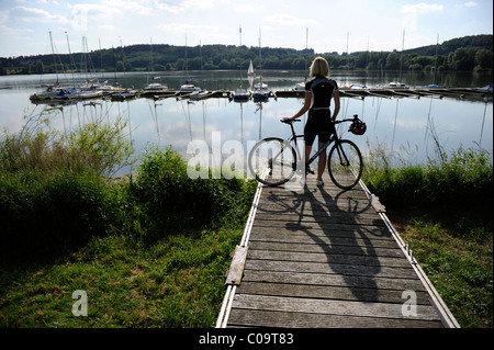 Frau ruht auf einem Steg am Wiesensee See in Pottum, Westerwald, Rheinland-Pfalz, Deutschland, Europa Stockfoto