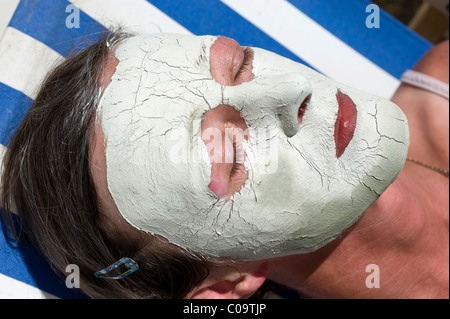Algen Kosmetik, Thalassotherapie, Frau, Mitte der 40er Jahre, eine Gesichtsmaske tragen Stockfoto