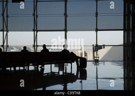 Menschen in einer Flughafen-Abflug-terminal Stockfoto