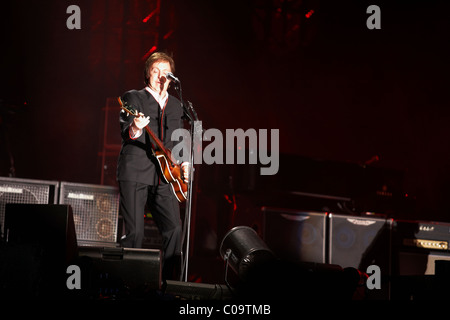 Paul Mc Cartney, spielen im River Plate Stadion in Buenos Aires, Argentinien auf die ' Up und kommen 2010" tour Stockfoto