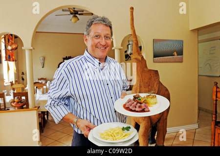 Schweizer Gastronom Urs Gamma in seinem Restaurant in der Altstadt von Gathemann Windhoek, Namibia, Afrika Stockfoto