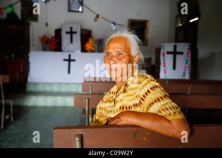 Alte Frau in einer Kirche, Porträt, Sipirok, die erste Missionsstation in Sumatra, Indonesien, Asien Stockfoto