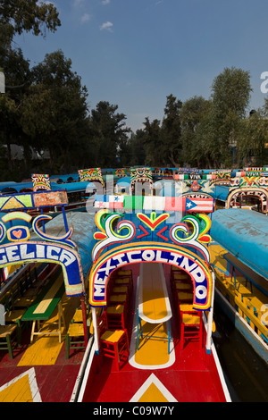 Bunte Kanalboote oder Trajineras erwarten Touristen in Xochimilco oder "schwimmenden Gärten" im südlichen Mexiko-Stadt. Stockfoto