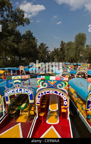 Bunte Kanalboote oder Trajineras erwarten Touristen in Xochimilco oder "schwimmenden Gärten" im südlichen Mexiko-Stadt. Stockfoto