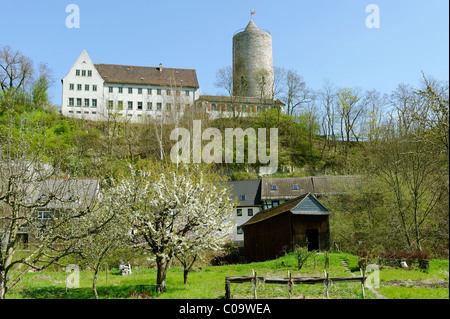 Rundturm der ehemaligen Burg neben einem neuen Haus von 1934, Camburg, Dornburg-Camburg, Thüringen, Deutschland, Europa Stockfoto