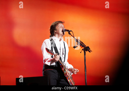 Paul Mc Cartney, spielen im River Plate Stadion in Buenos Aires, Argentinien auf die ' Up und kommen 2010" tour Stockfoto