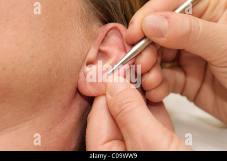 Frau, 40 Jahre, medizinische massage, Akupressur-Massage, Meridian-Therapie Stockfoto