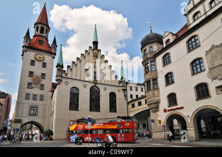 Altes Rathaus mit einem Sightseeing-Bus vor It, München, Bayern, Deutschland, Europa Stockfoto