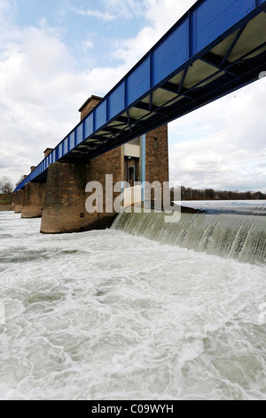 Ruhr-Talsperre und Lock, Wasser fließt über die Wehr überlaufen, Duisburg, Nordrhein-Westfalen, Deutschland, Europa Stockfoto