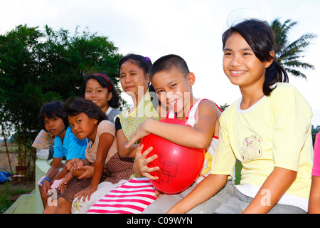 Gruppe von Kindern mit einem Ballon, Margaritha Kinder zuhause, Marihat, Batak Region, Insel Sumatra, Indonesien, Asien Stockfoto