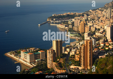 Blick auf das Fürstentum Monaco an der Küste der Cote d ' Azur, von links, Monte-Carlo Bay Hotel & Resort, Hochhäuser Stockfoto