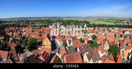 Blick vom Turm der Kirche Daniel oder St.-Georgs-Kirche nach Westen, Nördlingen, Schwaben, Bayern, Deutschland, Europa Stockfoto