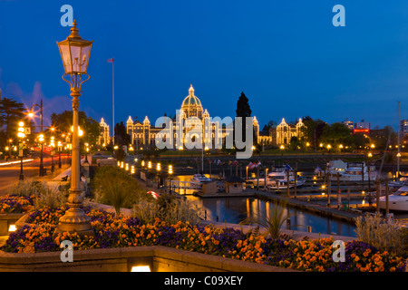 Victorias Innenhafen beleuchtet in der Dämmerung mit dem BC Parlamentsgebäude im Hintergrund, Victoria, Vancouver Island, Stockfoto