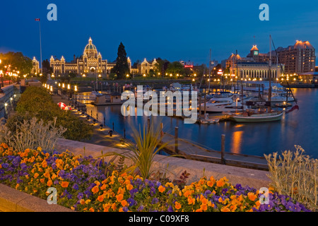 Victorias Innenhafen beleuchtet in der Dämmerung mit dem BC Parlamentsgebäude im Hintergrund, Victoria, Vancouver Island, Stockfoto