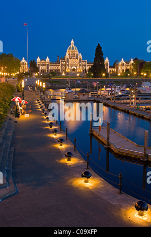 Victorias Innenhafen beleuchtet in der Dämmerung mit dem BC Parlamentsgebäude im Hintergrund, Victoria, Vancouver Island, Stockfoto