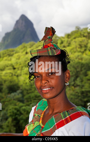 Junge Kellnerin in traditioneller Tracht, St. Lucian, Luxus Hotel Anse Chastanet Resort, LCA, St. Lucia, Saint Lucia Stockfoto