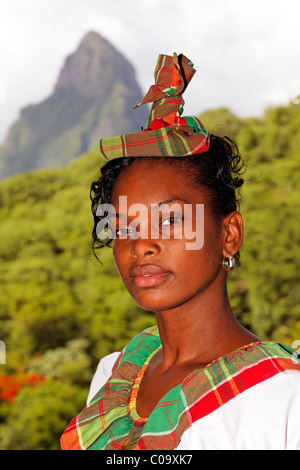 Junge Kellnerin in traditioneller Tracht, St. Lucian, Luxus Hotel Anse Chastanet Resort, LCA, St. Lucia, Saint Lucia Stockfoto