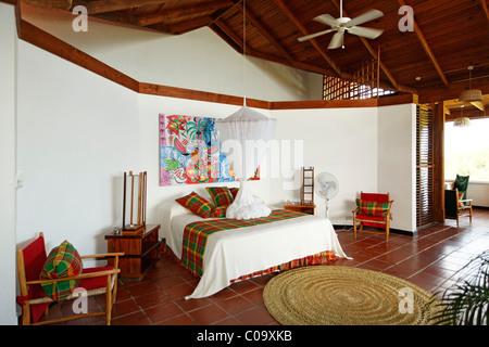 Hotelzimmer mit Originaldruck von Stefan Szcesny, Luxus Hotel Anse Chastanet Resort, LCA, St. Lucia, Saint Lucia Stockfoto