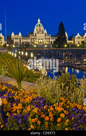 Victorias Innenhafen beleuchtet in der Dämmerung mit dem BC Parlamentsgebäude im Hintergrund, Victoria, Vancouver Island, Stockfoto