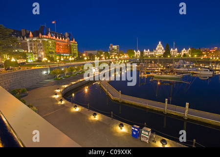 Victorias Inner Harbour in der Dämmerung mit den berühmten Sehenswürdigkeiten The Empress Hotel, dem Royal British Columbia Museum beleuchtet Stockfoto