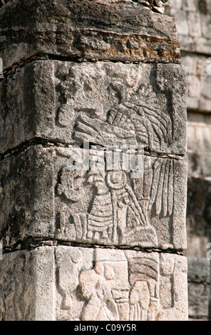 Maya-schnitzen eines Kriegers in Steinsäule in Chichen Itza, Mexiko Stockfoto
