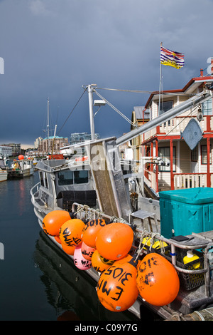 Orange net schwimmt auf der Seite eines Fischereifahrzeugs angebunden Stockfoto