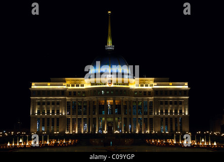 Nacht-Blick auf den Präsidentenpalast. Astana, Kasachstan. Stockfoto