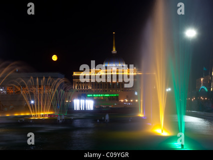 Nachtansicht des Präsidenten Palast und Farbe Licht Brunnens. Astana, Kasachstan. Stockfoto