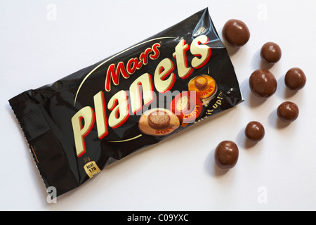 Paket von Mars Planeten Pralinen mit Inhalt verschüttet Verschüttete auf weißem Hintergrund Stockfoto
