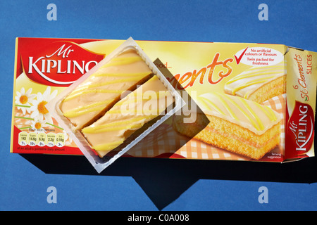 Box von Herr Kipling St Clements Schichten Kuchen mit zwei oben auf blauem Hintergrund einstellen Stockfoto
