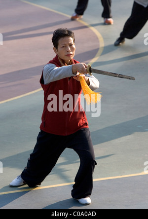 China, Hong Kong, Dame praktizieren Tai Chi Stockfoto