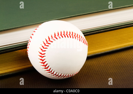 Engagierte Balance zwischen Athlet und Gelehrter, Universität oder High School, dargestellt in Bild von Baseball und Lehrbücher. Stockfoto